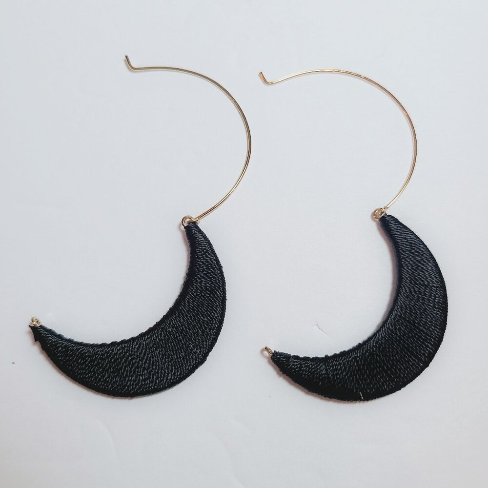 Black & Gold Woven String Hoop Earrings – Boho Chic - Picture 5 of 7